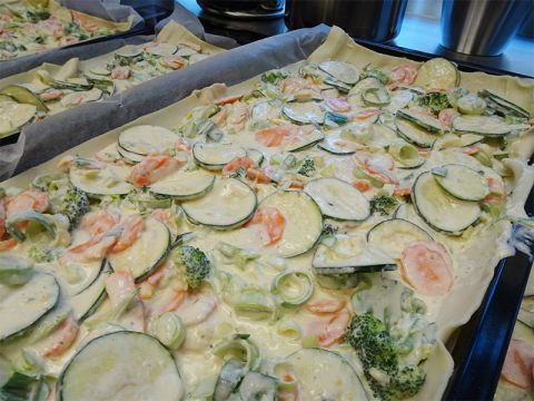 The new kitchen at the St. Leonhard daycare centre and the seasonal weekly menu plan of the nursery